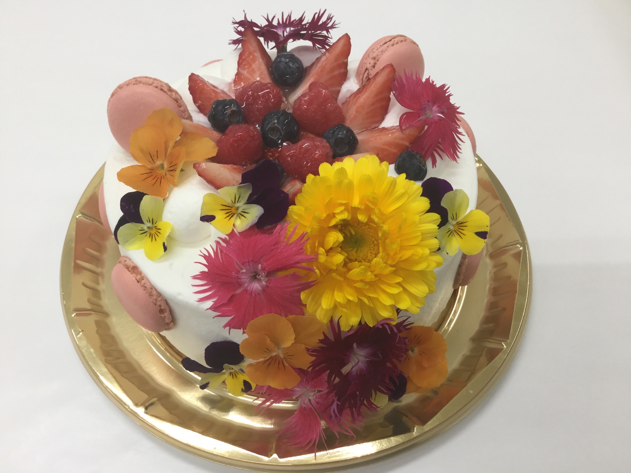 エディブルフラワーを飾ったお祝いにぴったりのケーキの紹介です ラポワール